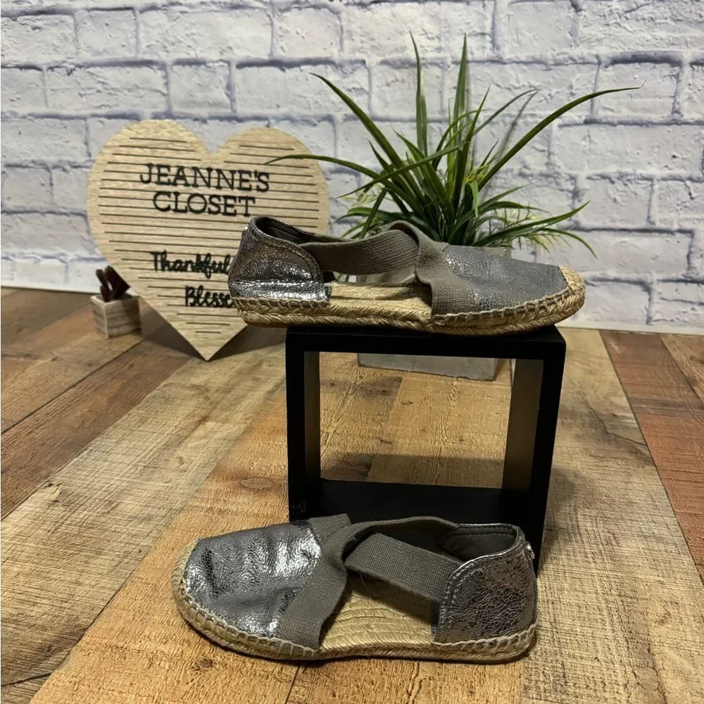 TORY BURCH Silver Leather Espadrille Sandals Sz 5.5 Elastic Gray Crossed Straps